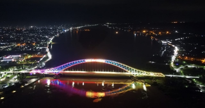 Pemandangan jembatan di sekitar Tenggarong pada malam hari