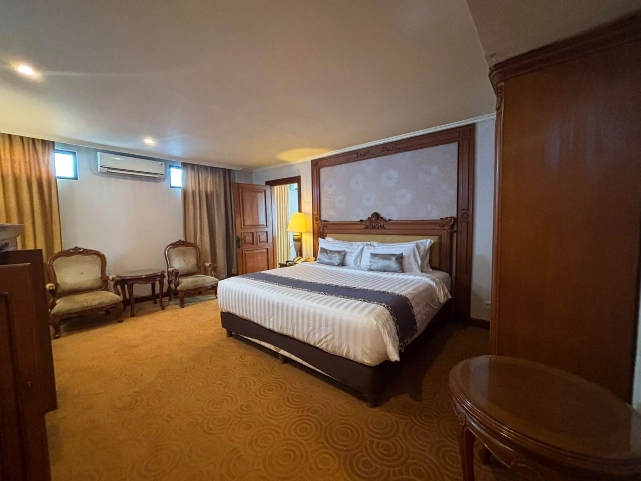 Kamar dan area duduk Grand Elty Singgasana
